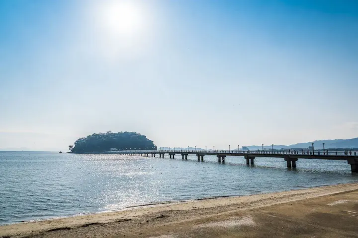美しい海と竹島の風景が見られる海岸！