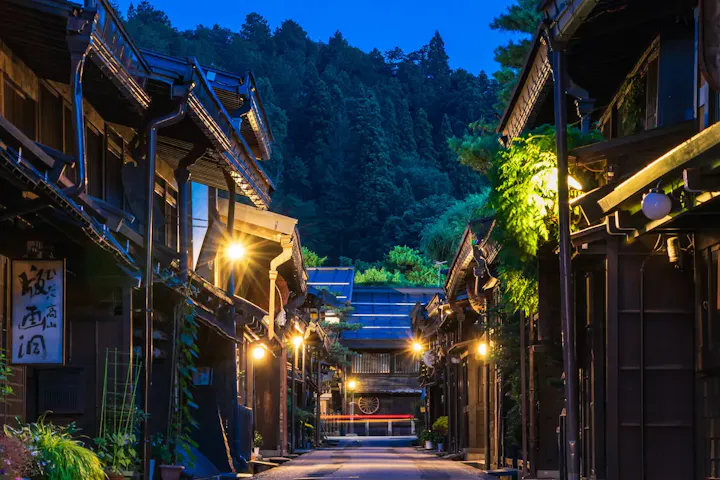 昼の賑わいとは一味違う夜の景観も秀逸です