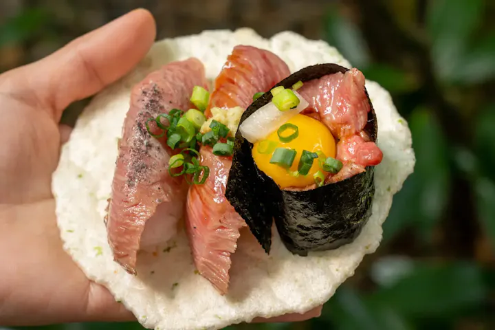 お皿まで食べられる？！飛騨牛のにぎり寿司