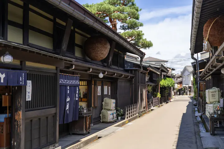 酒造ハシゴで地酒の飲み比べも楽しめる