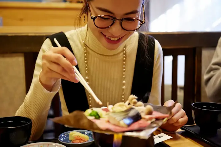 合掌造りの店内で郷土料理を堪能