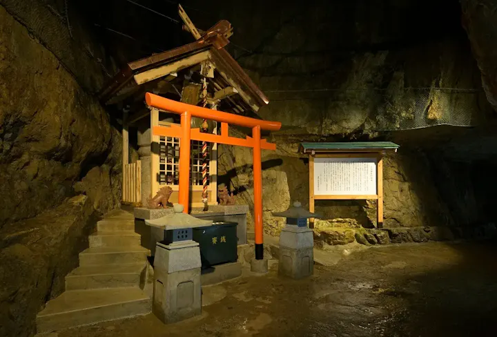 大胆に岩が裂けた「月の世界」