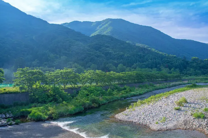 山々に囲まれた自然豊かな温泉郷！