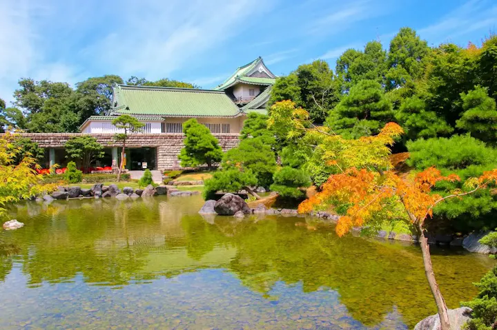 公園の片隅に佇む佐藤記念美術館