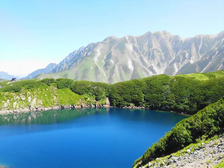 神秘的な紺碧の湖面
