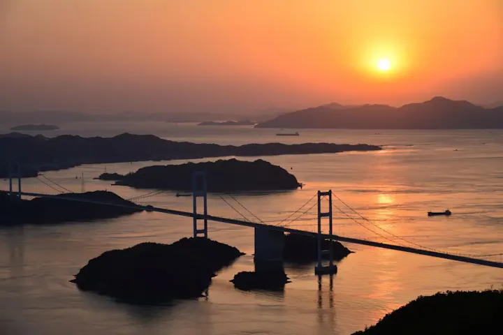 夕日やライトアップで違った顔も見れる