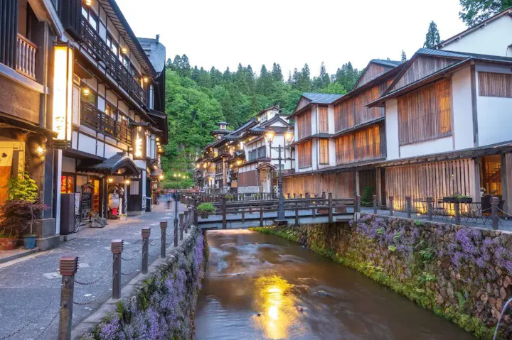 大正時代に戻ったかのようなレトロな温泉街