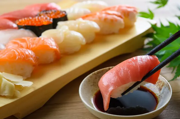 美味しい食事を堪能する