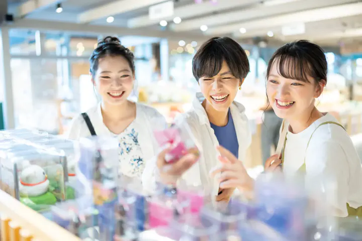 オリジナルグッズと地元のお土産が勢揃い