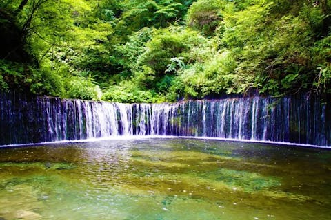 糸滝　hera　アサ　よる　二体 こんにちは、軽井沢観光協会です！昨年もご好評いただいた「白糸の滝