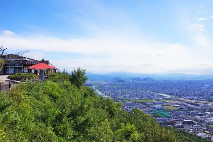 絶景を楽しむ山頂の特別な場所