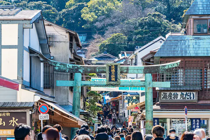 名物満載の参道「弁財天仲見世通り」