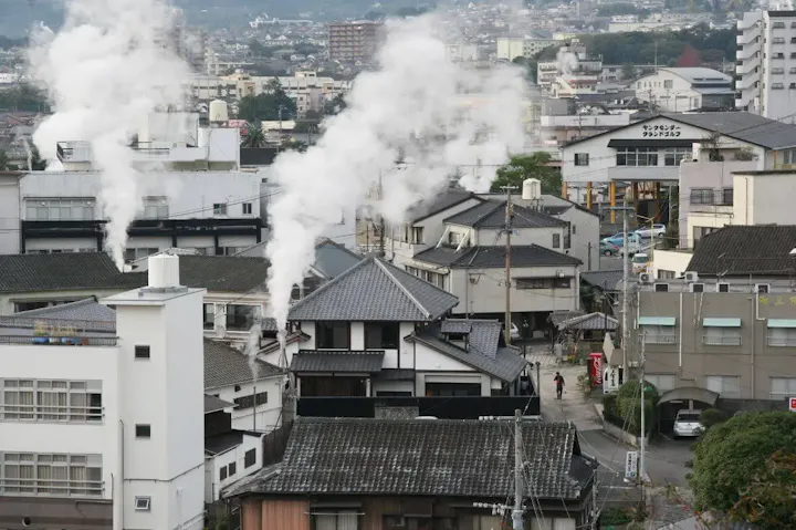 湯けむりが立ち昇る温泉街を散策！