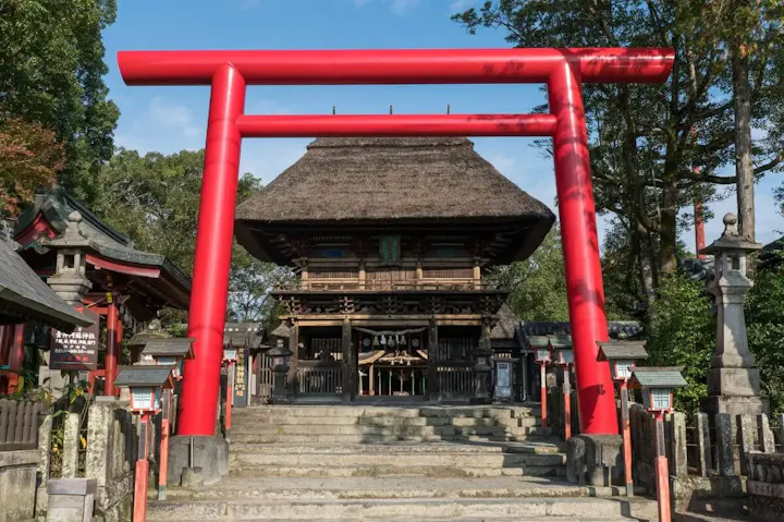 茅葺の華麗な装飾が特徴の神社!