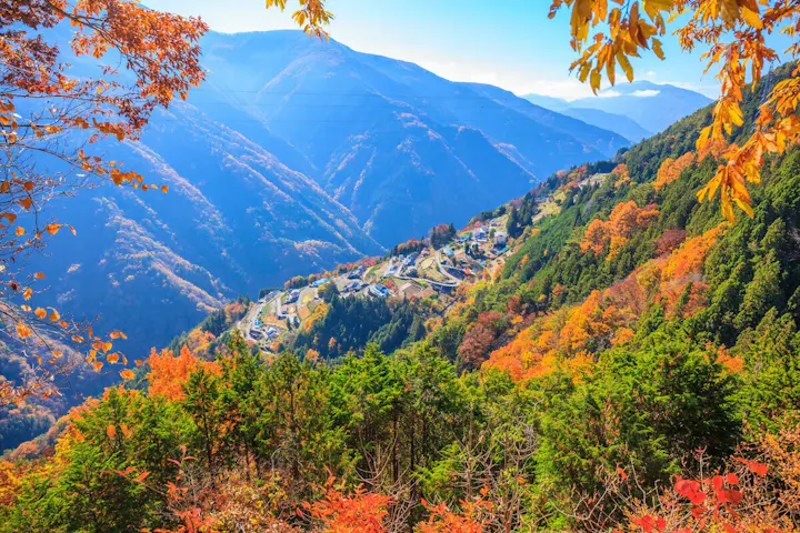 自然に囲まれた静かな村