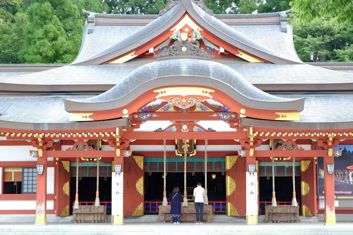 厳かな雰囲気と美しい朱塗りの社殿と拝殿！