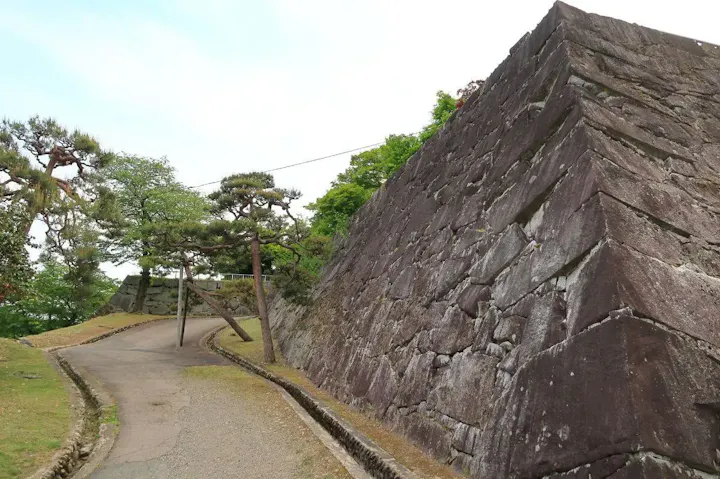 歴史と風情が息づく城跡!