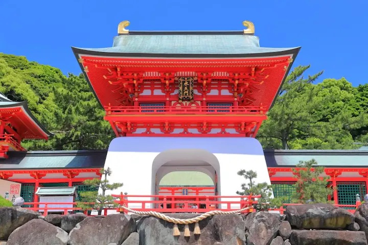 竜宮城をイメージして造られた朱色の水天門