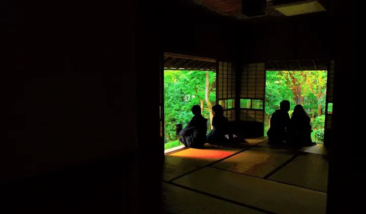 部屋ごとにデザインが異なる館内を散策