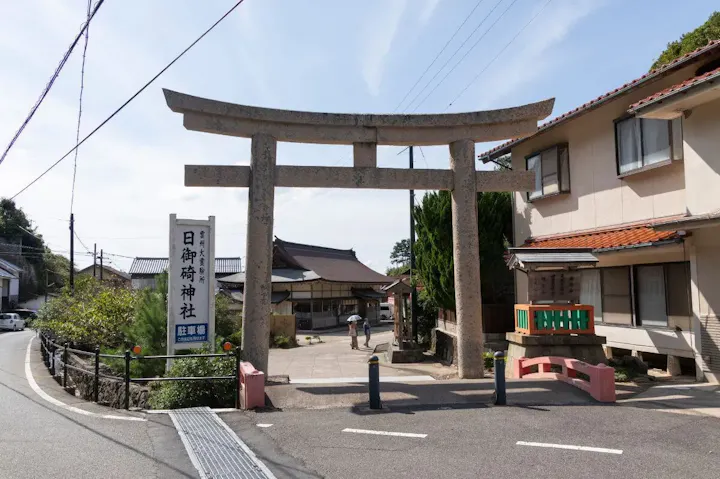 神域の境界を表す御影石造りの大鳥居！