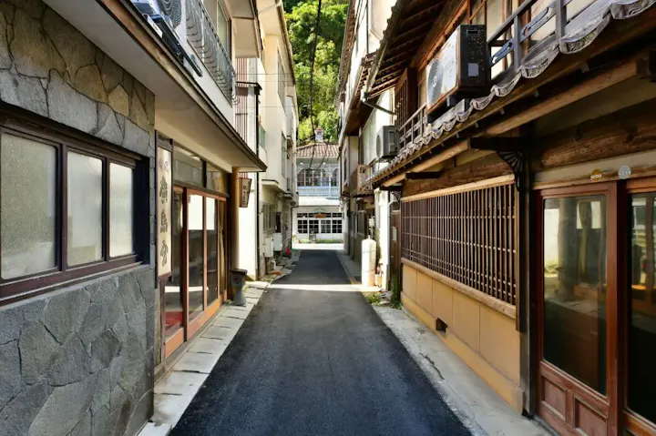 神秘的な景色が楽しめる温泉街散策！
