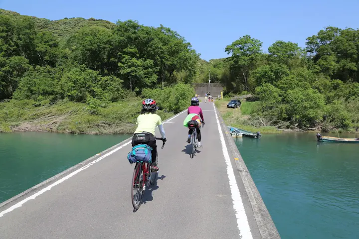 四万十川沿いの土手をサイクリング！