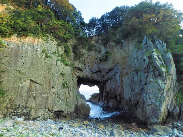 岬の海岸にある日本一の大きさを誇る洞門！
