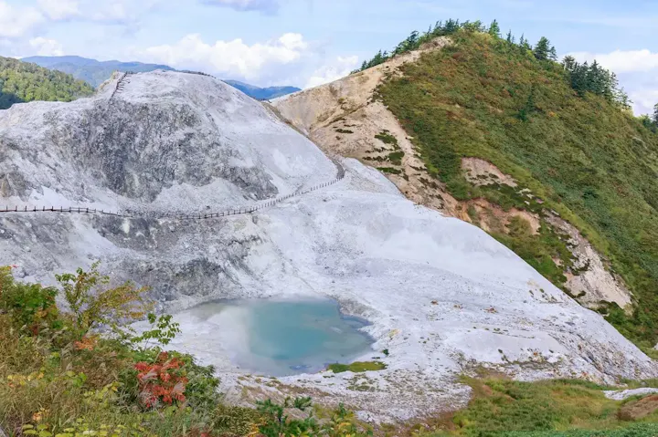 火山ガスが噴出する日本三大霊地の一つ！