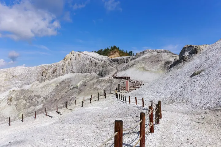 水蒸気や火山性ガスを噴出する奇岩！