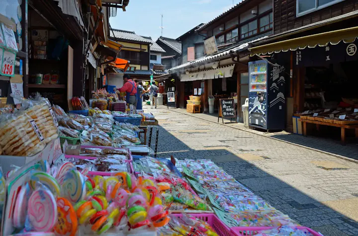 昔ながらの菓子屋が並ぶ菓子屋横丁