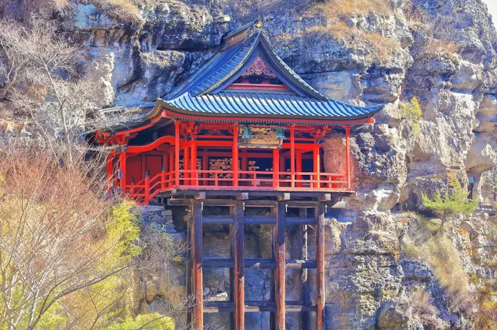 岩窟に安置された迫力ある観音堂