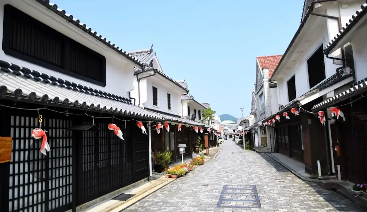 白壁の町並み(柳井市古市金屋地区伝統的建造物群保存地区)(写真 3)