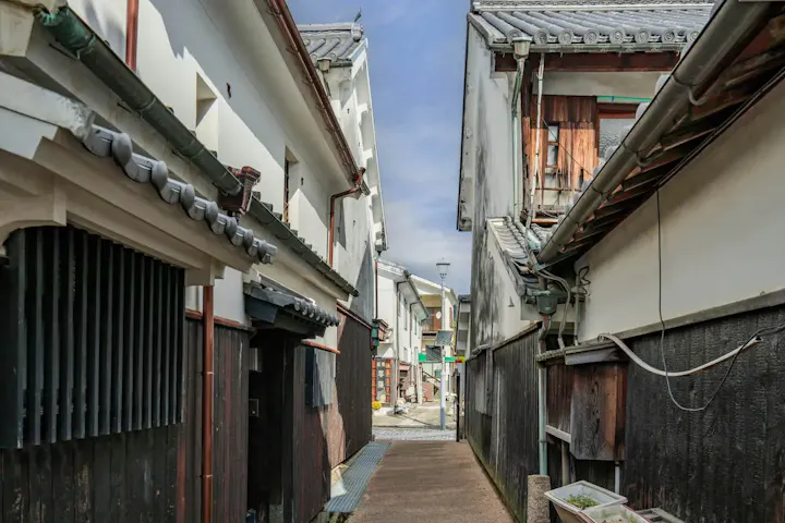 どこか懐かしさを感じる裏路地に迷い込む