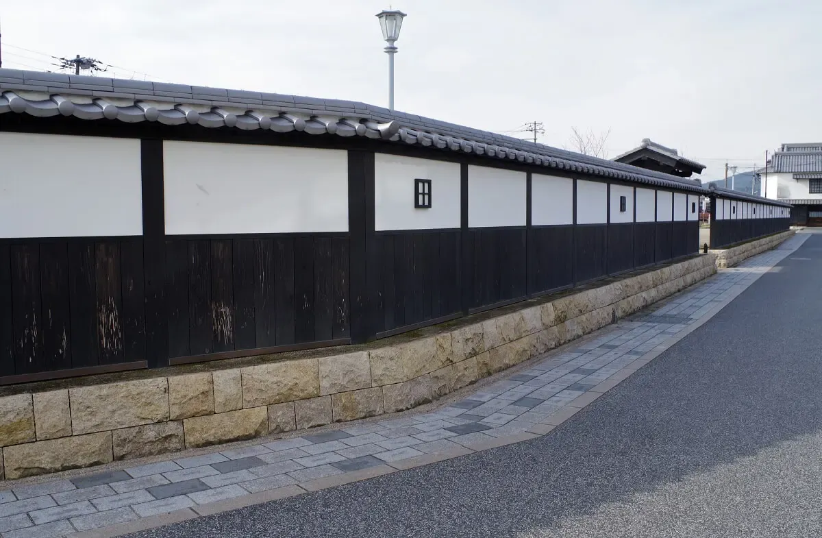 白壁の町並み(柳井市古市金屋地区伝統的建造物群保存地区)(写真 2)