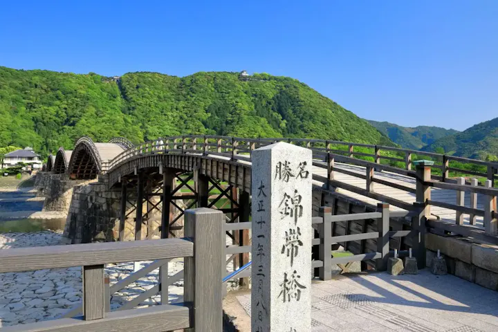 五連のアーチが美しい木製の橋