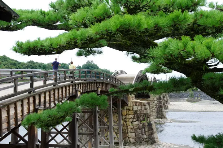 橋を渡って錦川を見てみよう
