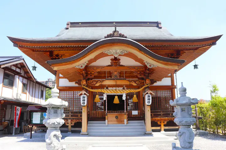 錦帯橋から車で約10分の住宅街に佇む神社