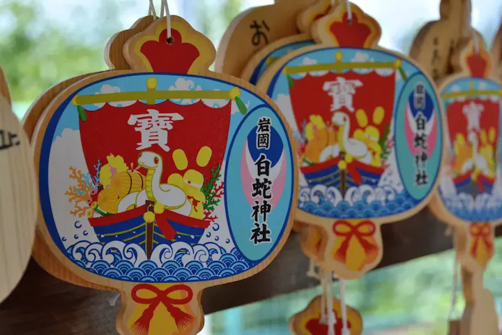 旅の記念にシロヘビグッズの購入もおすすめ