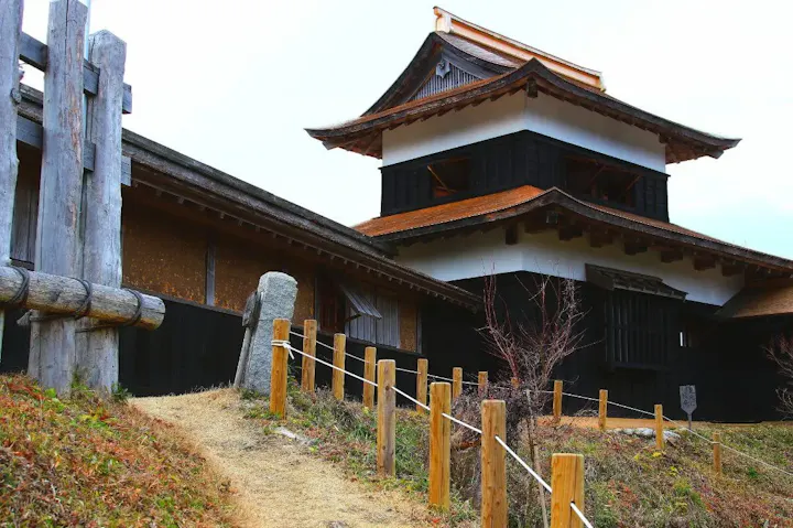 足助の町並みを一望できる戦国時代の山城!