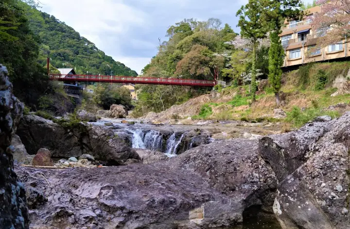 鳳来峡の美しい景観と共存する温泉街！