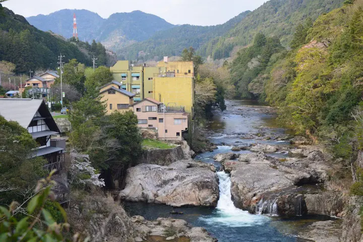 鳳来峡に位置する自然の美しい温泉地！
