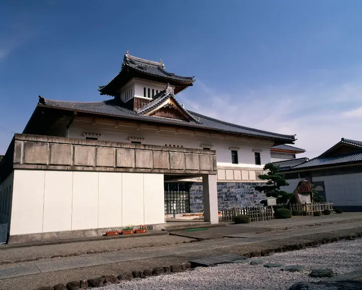 歴史ある日本の城のような印象の外観！