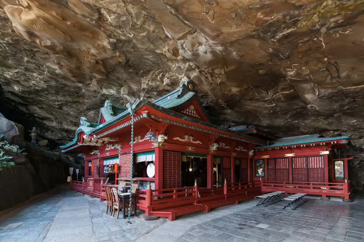 岬の洞窟の中にある神秘的な神社！