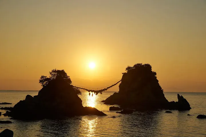 夫婦岩の中央から昇る初日の出！