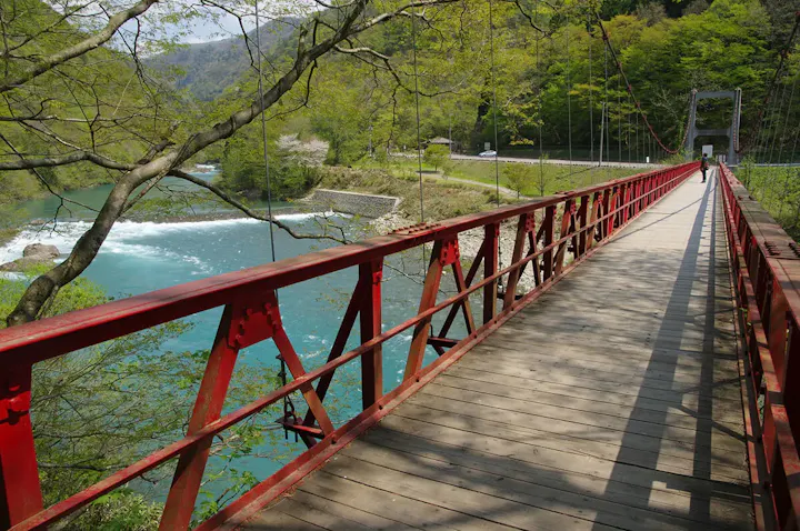 壮大な景観を楽しめる神の岩橋！