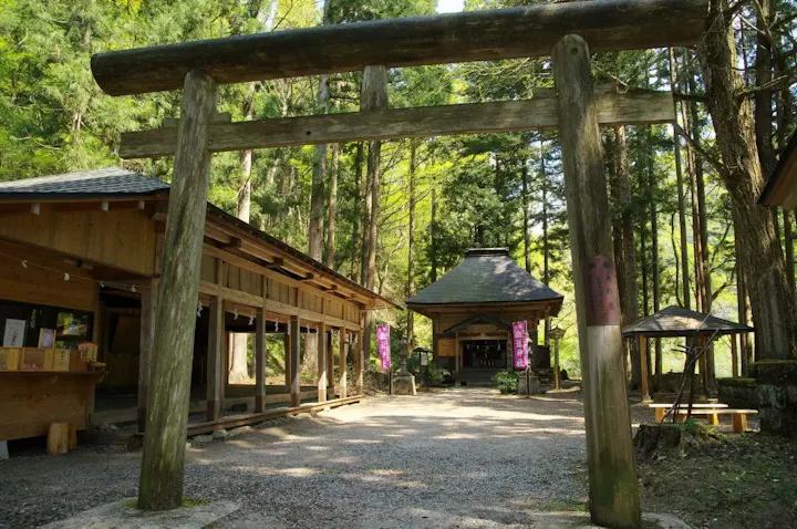 玉川のせせらぎが聞こえる神秘的な神社！