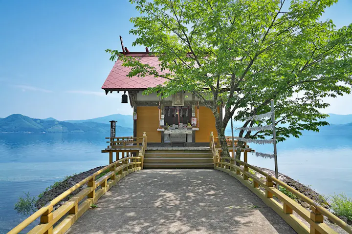 田沢湖畔にある白木造りの神社！