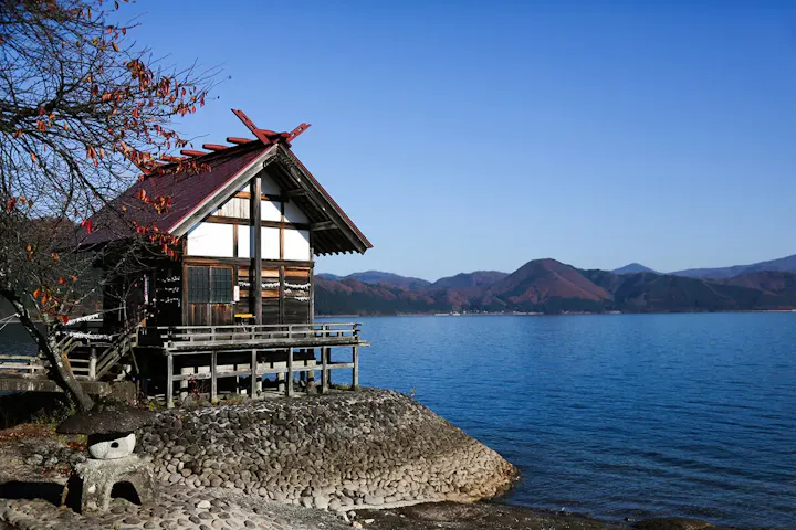 田沢湖畔に佇む神秘的な神社！
