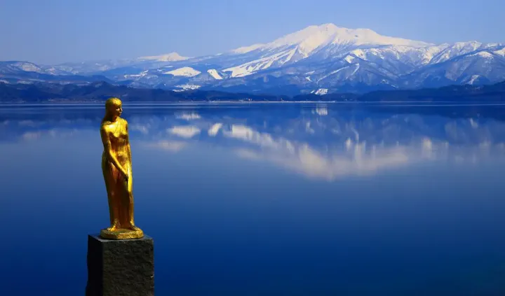 日本で最も深い瑠璃色の湖！
