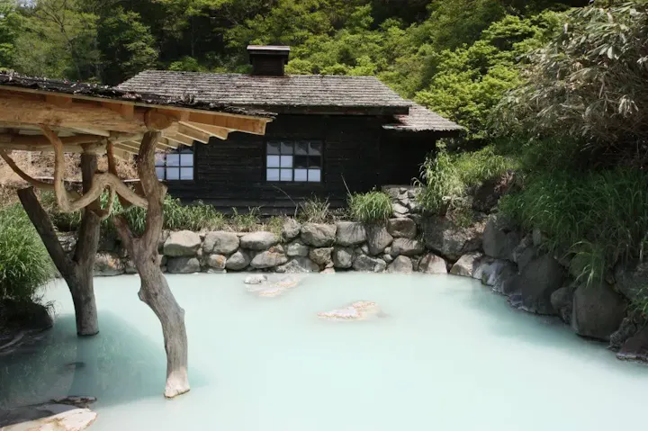 乳頭山の山麓に広がる乳頭温泉！